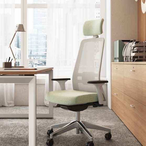 Chaise de bureau moderne avec un design ergonomique et un repose-tête, devant un bureau.
