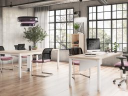 Gamme Tempo Gamme Tempo. Bureau moderne lumineux avec des chaises noires.