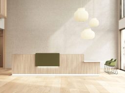 Réception moderne avec un comptoir en bois et des lampes suspendues. Sol en bois clair.