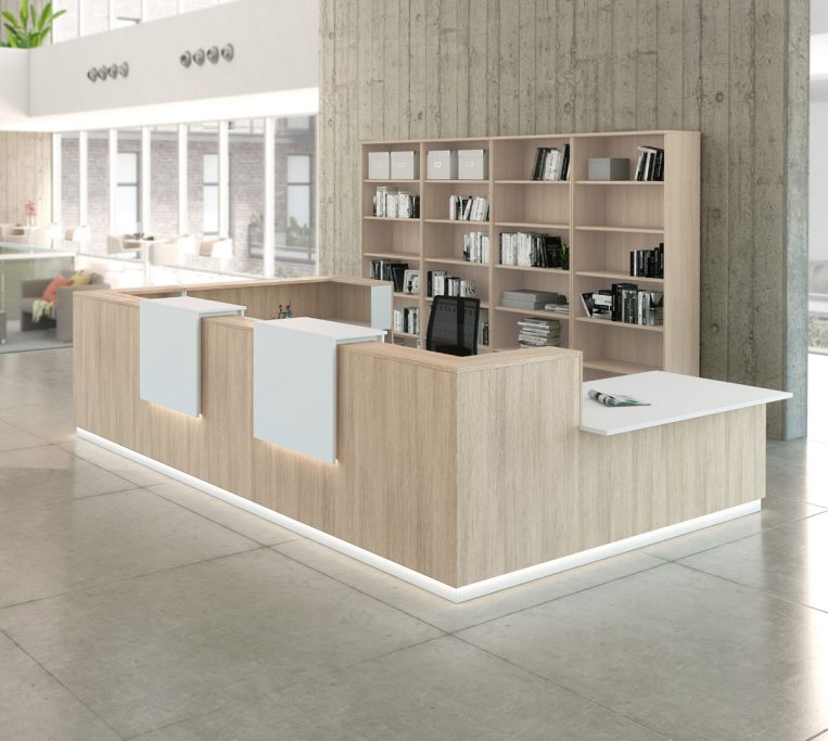 Comptoir en bois moderne avec des étagères et un espace de travail lumineux.