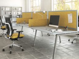 Salle à manger moderne avec une grande table blanche et des chaises en bois claires.