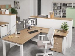 Bureau moderne avec meubles en bois, ordinateur et plante sur le bureau.