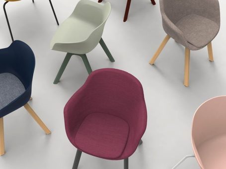 Chaises modernes colorées disposées sur un sol clair.