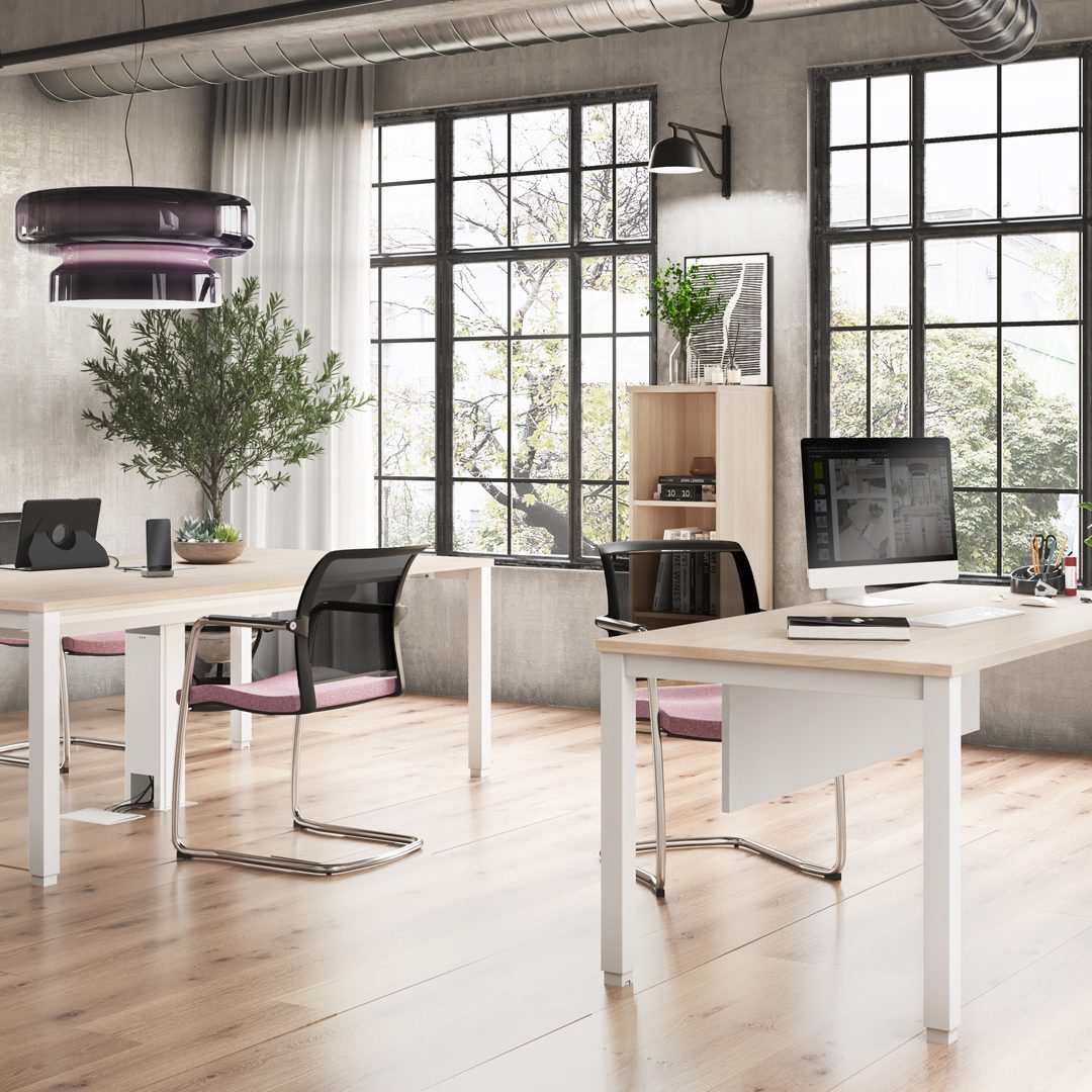 Bureau moderne avec deux tables, chaises noires et fenêtre lumineuse, décoration minimaliste.