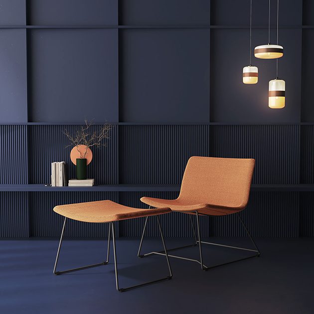 Chaise moderne en bois clair avec une étagère bleue et des lampes suspendues.